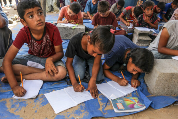 elevii din gaza sfideaza daunele razboiului si se intorc la scoala mesajul ministerului educatiei 67bdd5d59f296
