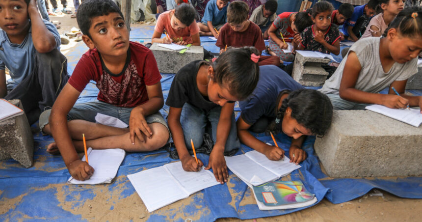 elevii din gaza sfideaza daunele razboiului si se intorc la scoala mesajul ministerului educatiei 67bdd5d59f296