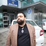 florin salam spectacol in fata unei sectii de politie din bucuresti eu sunt seful romaniei mergeam si cantam si intr un grajd 67a4af345f5e1