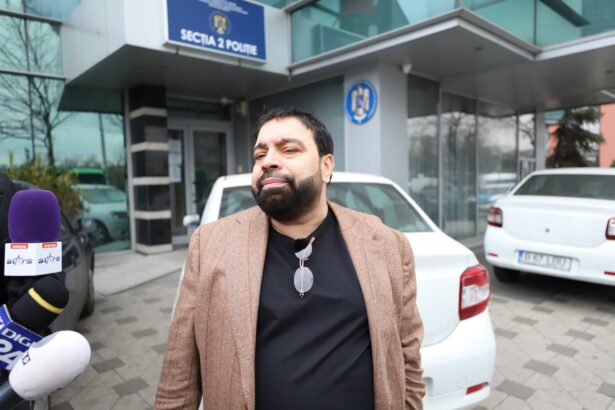 florin salam spectacol in fata unei sectii de politie din bucuresti eu sunt seful romaniei mergeam si cantam si intr un grajd 67a4af345f5e1