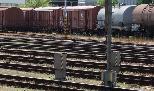 foto accident feroviar in judetul olt a fost ridicat si repus pe sina ultimul vagon deraiat 67b86d986543d