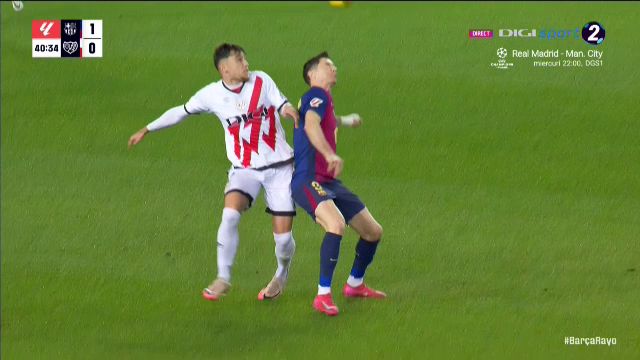 foto andrei ratiu l a apucat de tricou pe lewandowski si nu i a mai dat drumul ce a urmat 67b3ab69dcd6a