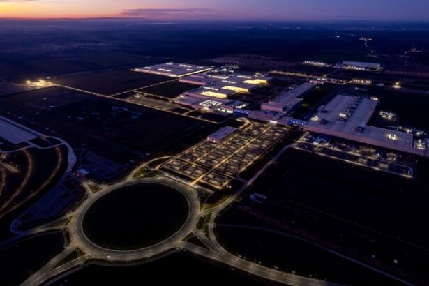 foto bmw confirma startul productiei in acest an la doar cativa kilometri de romania a viitorului ix3 in uzina lucreaza deja 2 000 de persoane dar inca se mai fac angajari 67b51422a90a4