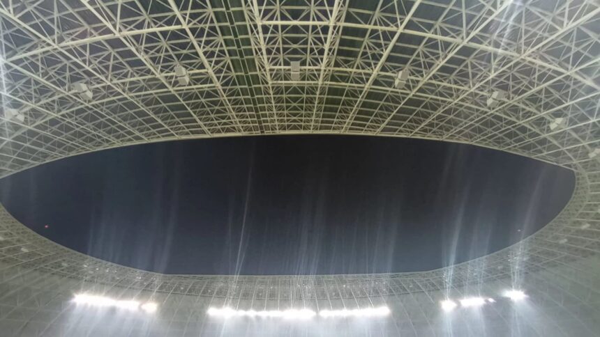 foto exclusiv canta greierii pe ion oblemenco cati suporteri sunt prezenti la finala pentru play off fcu craiova fc arg 67be06337bf93