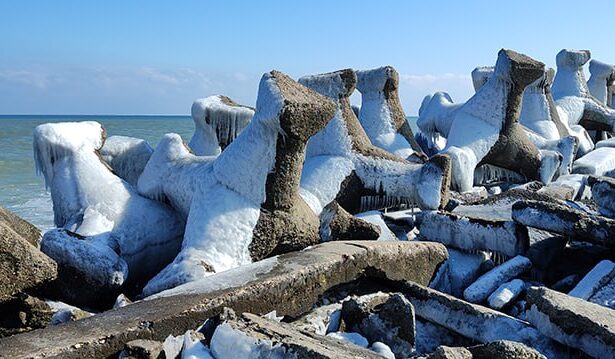 foto iarna veritabila in sudul litoralului gerul transforma plaja din mangalia intr un tablou spectaculos 67bb3165ba68b