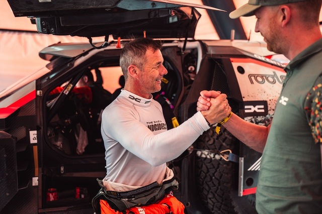 foto sebastian loeb obtine prima victorie pentru dacia in raliul abu dhabi noua aventura dupa performanta din raliul dakar 67bc9a42a5986