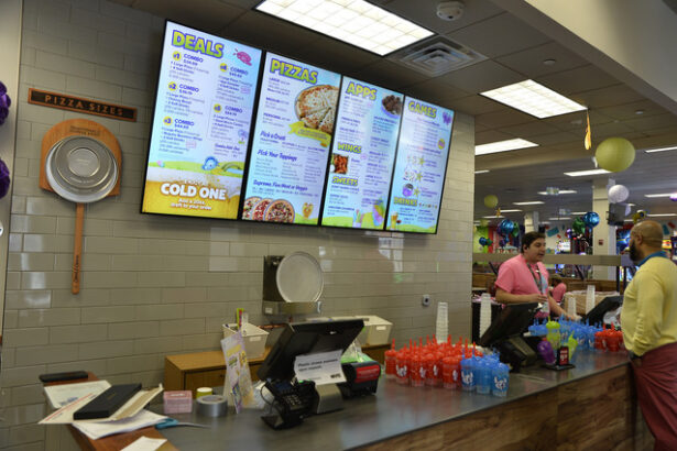 foto surpriza celebrul lant american de restaurante chuck e cheese restarteaza romania franciza din nou disponibila 67bd00399a362
