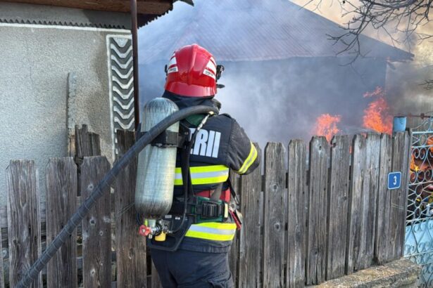 foto video interventie contracronometru la horia judetul tulcea pompierii se lupta cu flacarile ce au cuprins o gospodarie si masina din curte 67b5bc74425d8