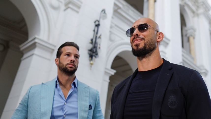 fratii tate au plecat din romania cu un avion privat andrew a practicat kickbox si are 76 de victorii in palmares 67c0585d8da9f