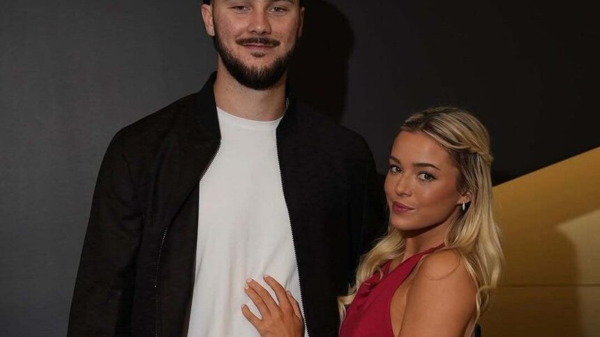 galerie foto aparitie de senzatie la super bowl pentru gimnasta ajunsa milionara in euro la 18 ani a venit insotita de partenerul ei 67a93f5a7af91