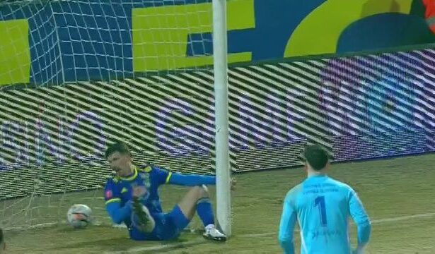 galerie foto gafa de proportii in superliga si a lobat propriul portar apoi a ajuns la spital 67c1eca9ccc56
