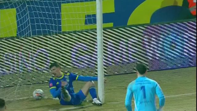 galerie foto gafa de proportii in superliga si a lobat propriul portar apoi a ajuns la spital 67c1eca9ccc56