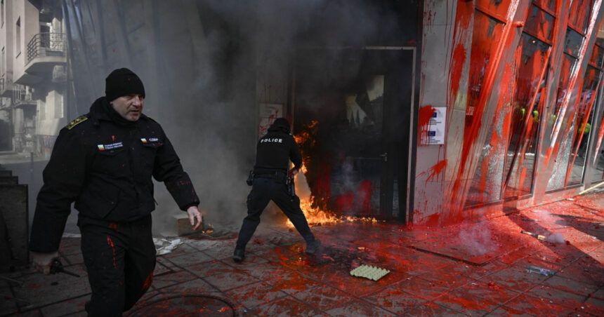 galerie foto proteste violente in bulgaria sustinatorii unui partid ultranationalist au dat foc la reprezentanta ue din sofia 67ba0401e5969