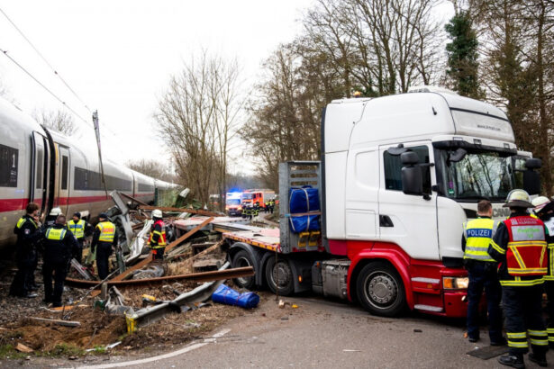galerie foto un mort si 11 raniti in urma coliziunii unui tren de mare viteza cu o semiremorca langa hamburg 67ab8d2715042