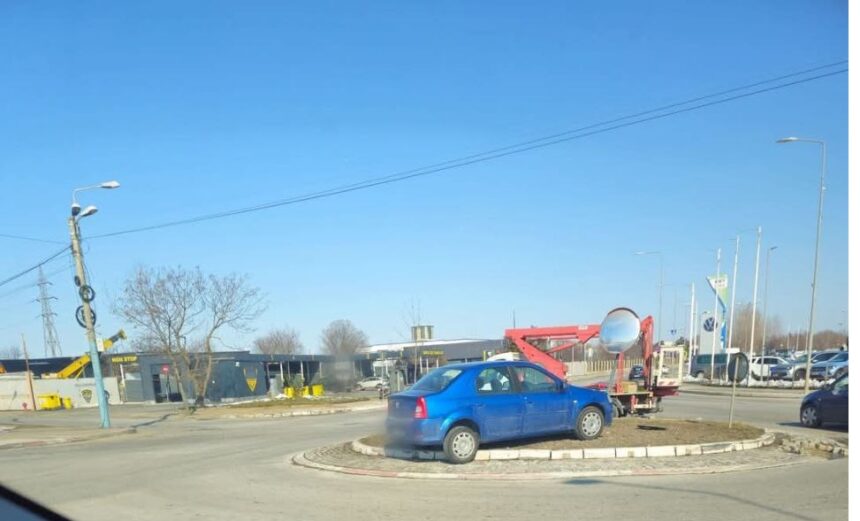 incident la intersectia aurel vlaicu strada interioara un logan s a urcat pe sensul giratoriu 67bb29b281421