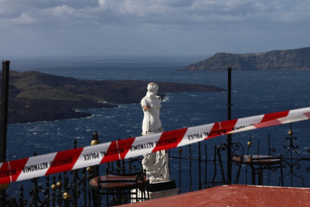 insula santorini se afla in fata a 3 scenarii dupa miile de cutremure spune un expert in dezastre naturale 67a5c981a47d4