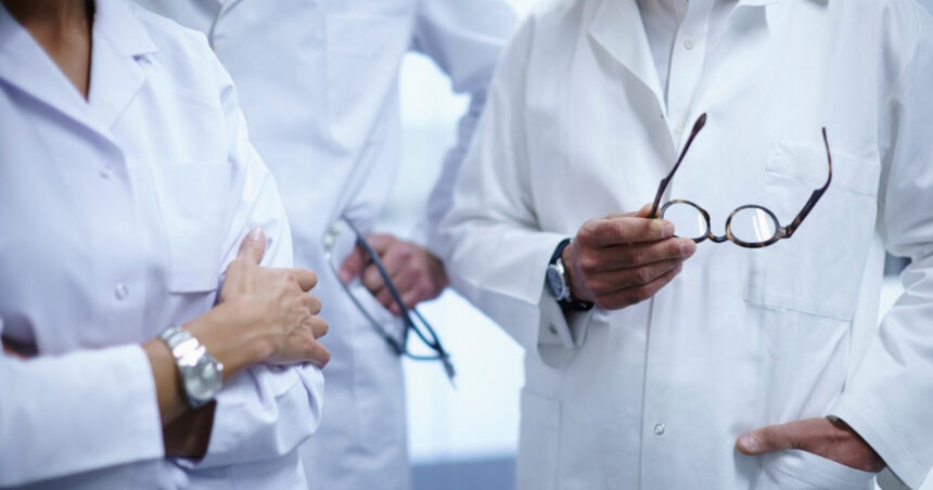 le monde tinerii care nu intra la medicina in franta vin sa studieze in romania dar spitalele nu au incredere in educatia lor 67a28bcd6c361