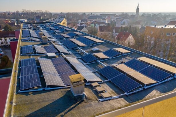 locatarii blocurilor de locuinte pot utiliza energie produsa de panouri fotovoltaice montate pe acoperisuri 67ac696d10ecb