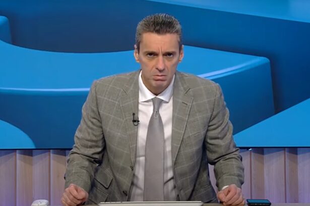 mircea badea s a dezbracat la bustul gol in zapada ironizandu le pe cristela georgescu si anca alexandrescu uitati m am despuiat 67b6f33c64bd6
