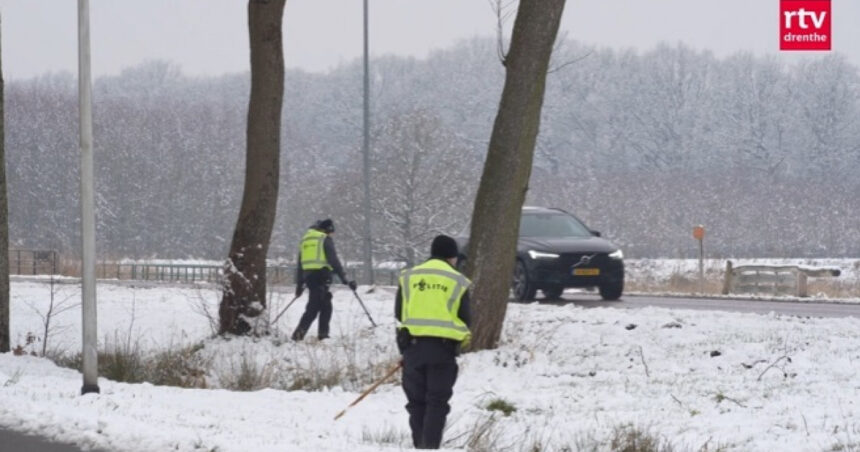 Poliţia olandeză caută cu detectoare de metale obiecte posibile legate de furtul pieselor de tezaur românești. 1 politia olandeza cauta cu detectoare de metale obiecte care ar putea avea legatura cu furtul pieselor de tezaur romanesti 67acce55a8ca6