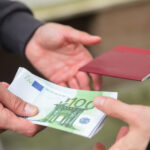 polonia a destructurat o retea uriasa care falsifica documente peste 40 de persoane au fost arestate 67b86fb506f80