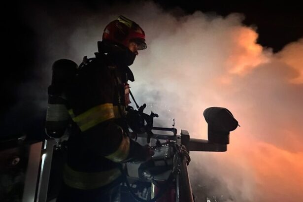 pompierii sunt in alerta un incendiu a izbucnit intr un apartament din mangalia 67a3915b89223