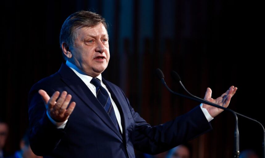 prima sotie a lui crin antonescu s a sinucis dupa asa ceva nu iti revii niciodata cum arata si cu ce se ocupa fiica irina care e orfana de mama 67b07e7edcc61