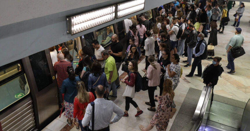 protest cu exces de zel la metrou verificarile sunt atat de riguroase incat trenurile intarzie unde sunt cele mai mari probleme 67aaff3a9d36f