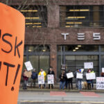 proteste in fata showroomurilor tesla din sua americanii sunt furiosi pe elon musk 67b1ffabb73a1