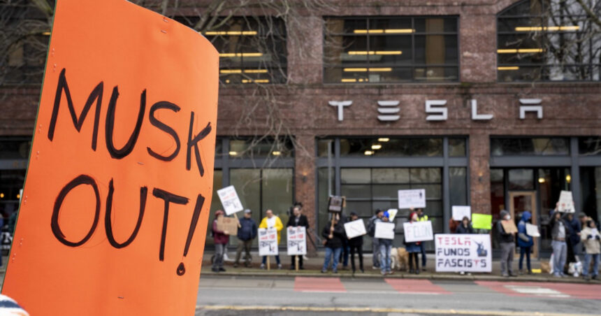 proteste in fata showroomurilor tesla din sua americanii sunt furiosi pe elon musk 67b1ffabb73a1