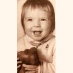 recunosti baietelul bucuros din imagine azi e unul dintre cei mai cunoscuti romani si tocmai ce a implinit 54 de ani 67bc46f751c23