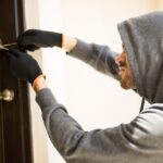 scenariu demn de filmele americane la vama veche o cunoscuta cantareata a aflat in arest ca i a fost sparta casa vezi aici povestea nestiuta din dosar 67a8322018448