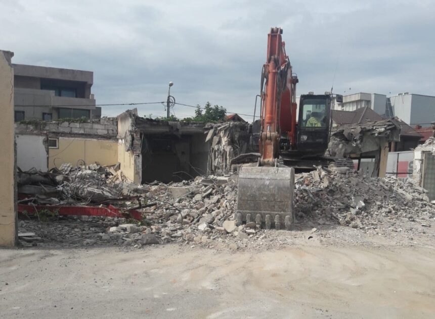 si a extins locuinta cu inca un corp de casa dar fara autorizatie de la primarie cazul a ajuns in instanta iar acum trebuie sa demoleze tot 67a00bfd24161