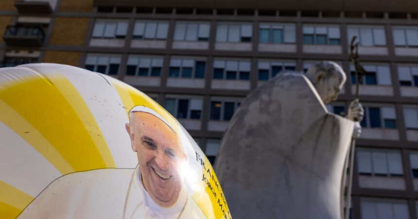starea de sanatate a papei francisc se amelioreaza usor este a 13 a zi de spitalizare a suveranului pontif 67bf7b2a96e59