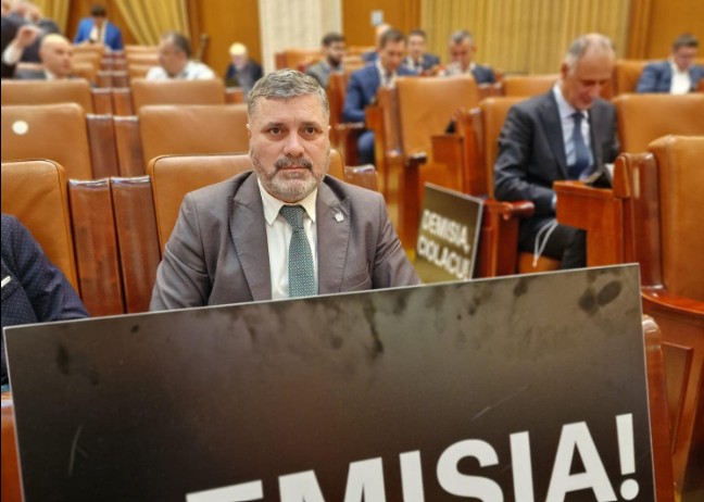 stelian ion si remus negoi usr la protestul din parlament mandatul lui ciolacu nu a fost niciodata despre despre binele oamenilor a fost despre privilegii lux si dispret fata de romani 67a38726e3231