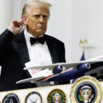 trump a inspectat o aeronava boeing ca sa arate ca e suparat ca intarzie livrarea noului air force one 67b0fb36487b8