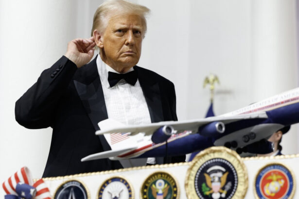 trump a inspectat o aeronava boeing ca sa arate ca e suparat ca intarzie livrarea noului air force one 67b0fb36487b8