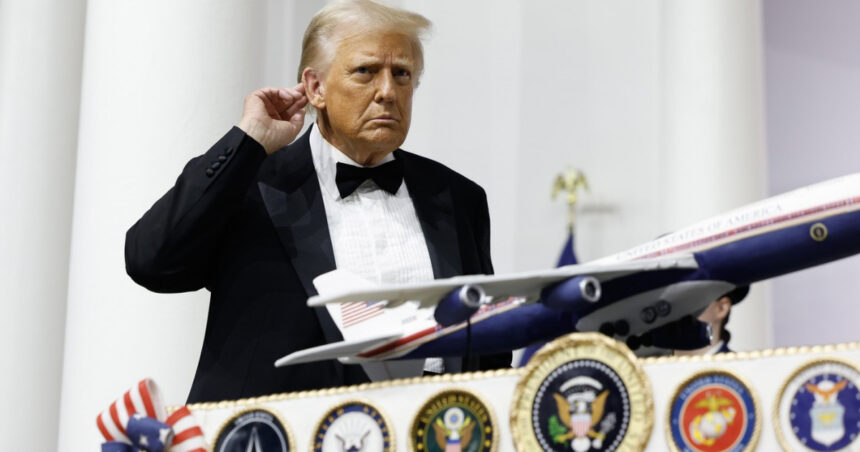 trump a inspectat o aeronava boeing ca sa arate ca e suparat ca intarzie livrarea noului air force one 67b0fb36487b8