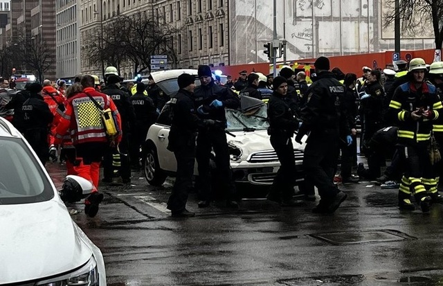 ultima ora 15 raniti dupa ce o masina a intrat in oameni la munchen care urmeaza sa gazduiasca lideri din intreaga lume soferul a fost retinut 67adccdc22b18