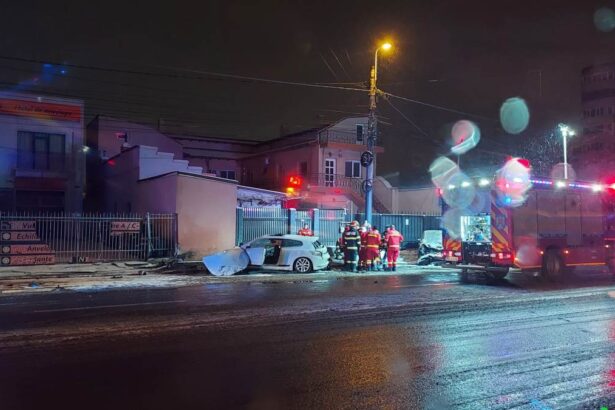 un baiat de 15 ani a condus o masina pe bulevardul i c bratianu si a intrat intr o masina parcata el a fost transport in stare grava la spital 67b1a312d1bac