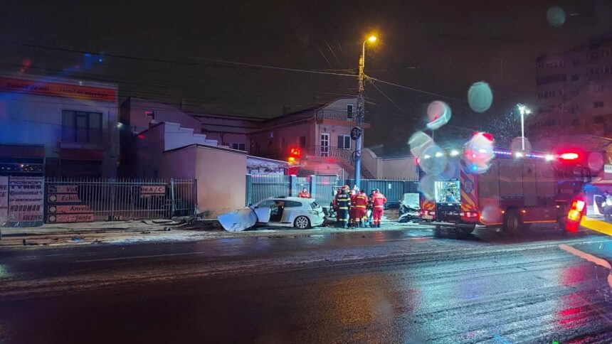 un baiat de 15 ani a condus o masina pe bulevardul i c bratianu si a intrat intr o masina parcata el a fost transport in stare grava la spital 67b1a312d1bac