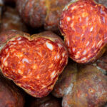 un fost primar croat si macelarul sau au fost arestati pentru ca ar fi deturnat fonduri pentru a cumpara 15 tone de carnati 67a50ba382d03