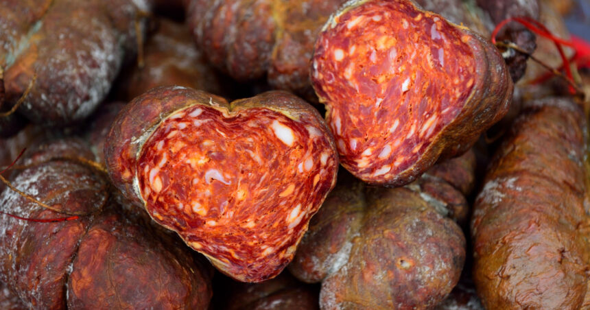 un fost primar croat si macelarul sau au fost arestati pentru ca ar fi deturnat fonduri pentru a cumpara 15 tone de carnati 67a50ba382d03