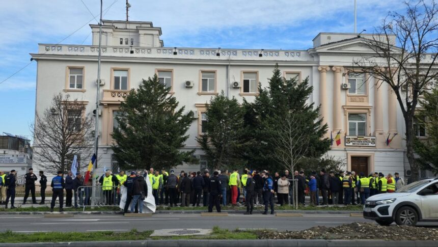 un nou protest in fata ipj constanta nu mai putem accepta bataia de joc la adresa angajatilor din sistem 67a8a9a98b1f5