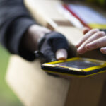 un sucevean care a comandat online o tableta a primit acasa un gratar 67ab64dc39476
