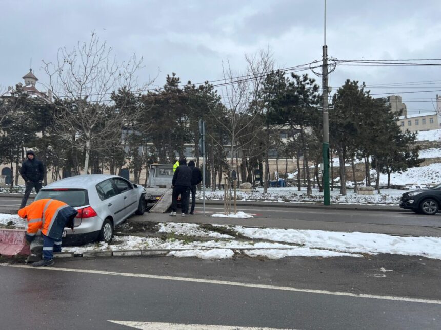 un tanar fara permis de conducere s a urcat la volan si a intrat intr un stalp de pe strada termele romane 67b5f83ae5f10