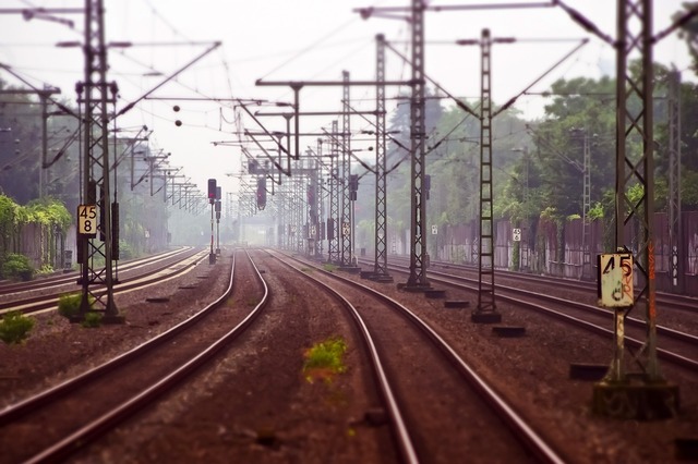 un tren de calatori a deraiat intre statiile malnas bai si bicsadu oltului traficul feroviar in zona este oprit 67b2ebd2ec1d5