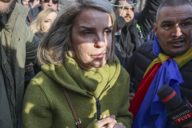 unul dintre bodyguarzii cristelei georgescu prins cu o arma de foc neletala la protestul din fata parchetului general 67bf518ec6244