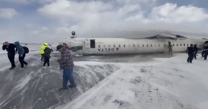 video accident aviatic la toronto un avion delta airlines este pe pista rasturnat fara aripi 67b3ac4be83fd