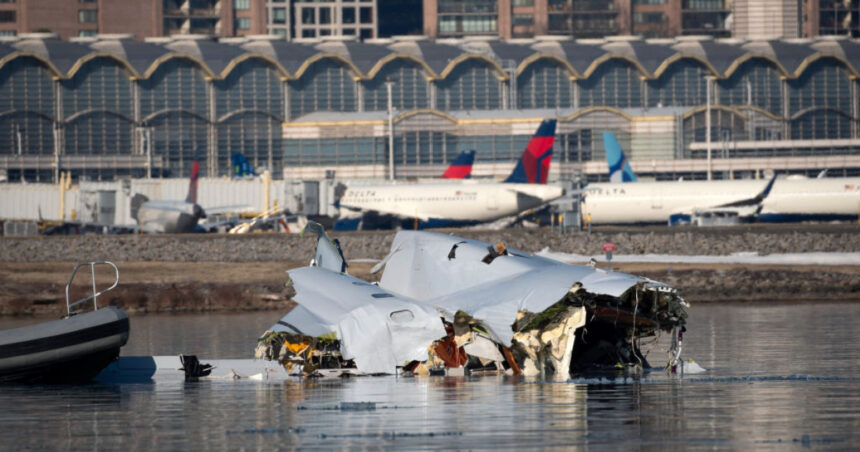 video accidentul aviatic din washington elicopterul militar a fost avertizat ca se apropie de avion cu 2 minute inainte de coliziunea fatala 679e668d29dfd